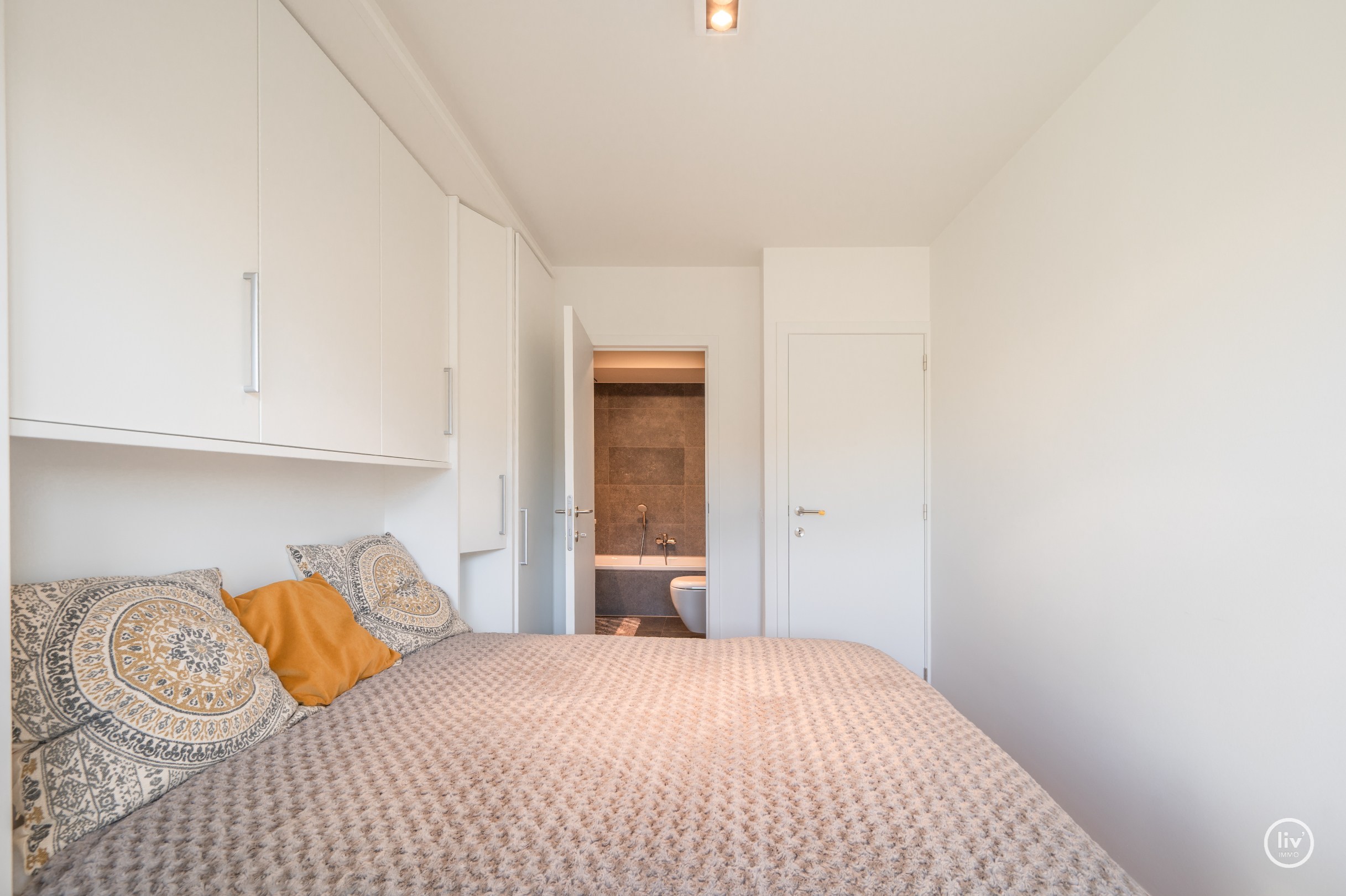 Récent appartement met mooie gevelbreedte centraal gelegen op de Lippenslaan te Knokke. 