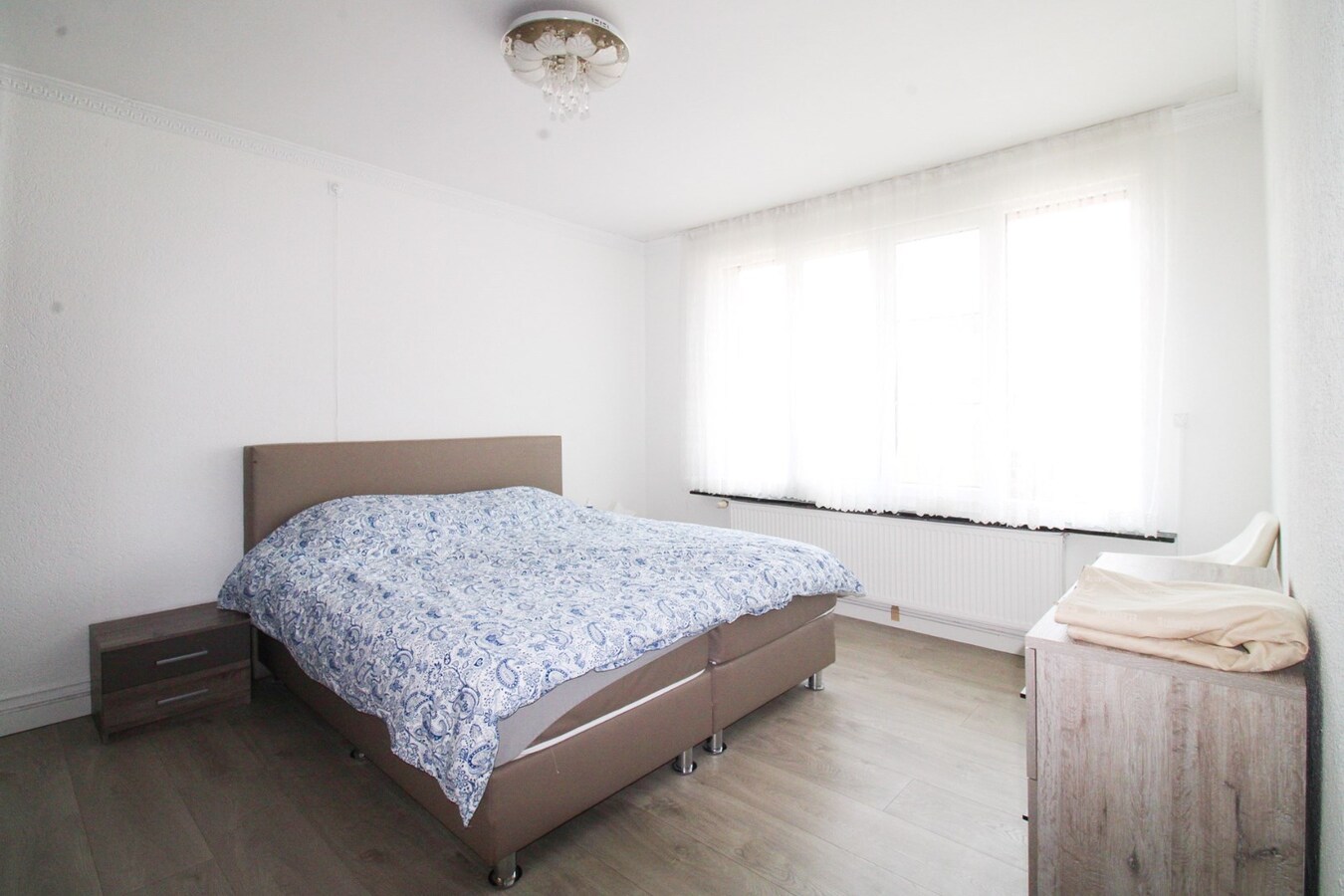 Verrassend ruime gezinswoning met energielabel B, vier slaapkamers en een uitgestrekte diepe tuin te koop in Sint-Niklaas! 