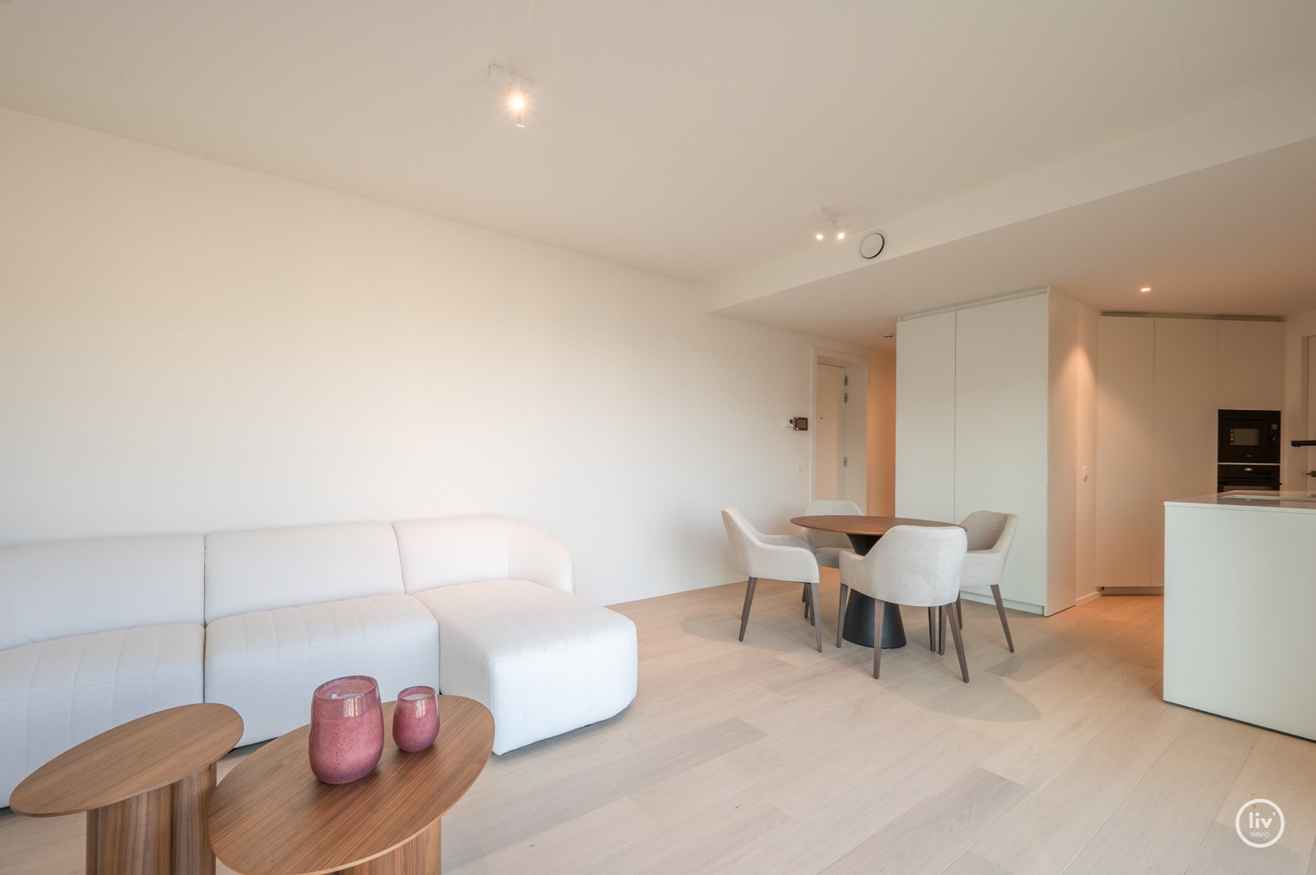 Duplex-appartement te koop in het prestigieuze en architectonisch nieuwbouwproject ‘Heldentoren’, gelegen aan het Heldenplein te Heist met frontaal zicht op de zeedijk en Zee nabij de talrijke winkels 