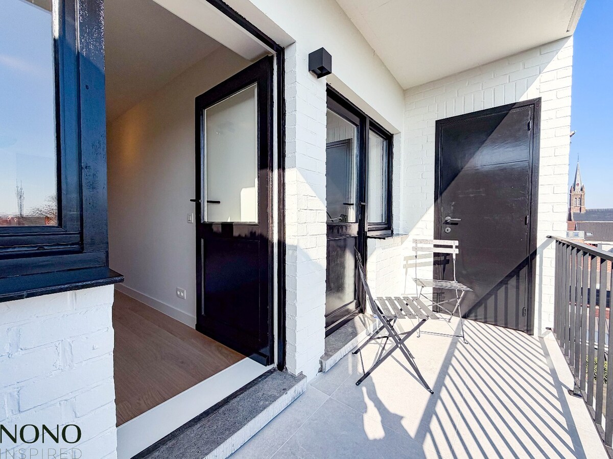 Fantastisch 2-slaapkamer appartement met staanplaats en terras pal in de Doorniksewijk !  *** NONO INSPIRED *** 
