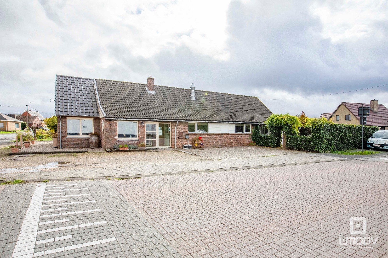 Te koop- Gebruiksklaar restaurant met terras en appartement in hartje Hijfte (Lochristi) 