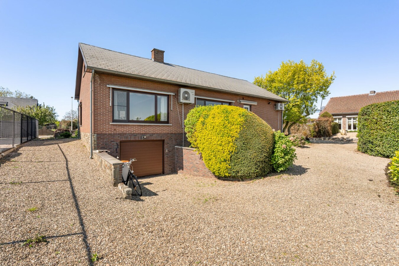 Gelijkvloerse gezinswoning op een ruim perceel van 9a51ca op een rustige locatie met uitzicht op achterliggende weilanden! 