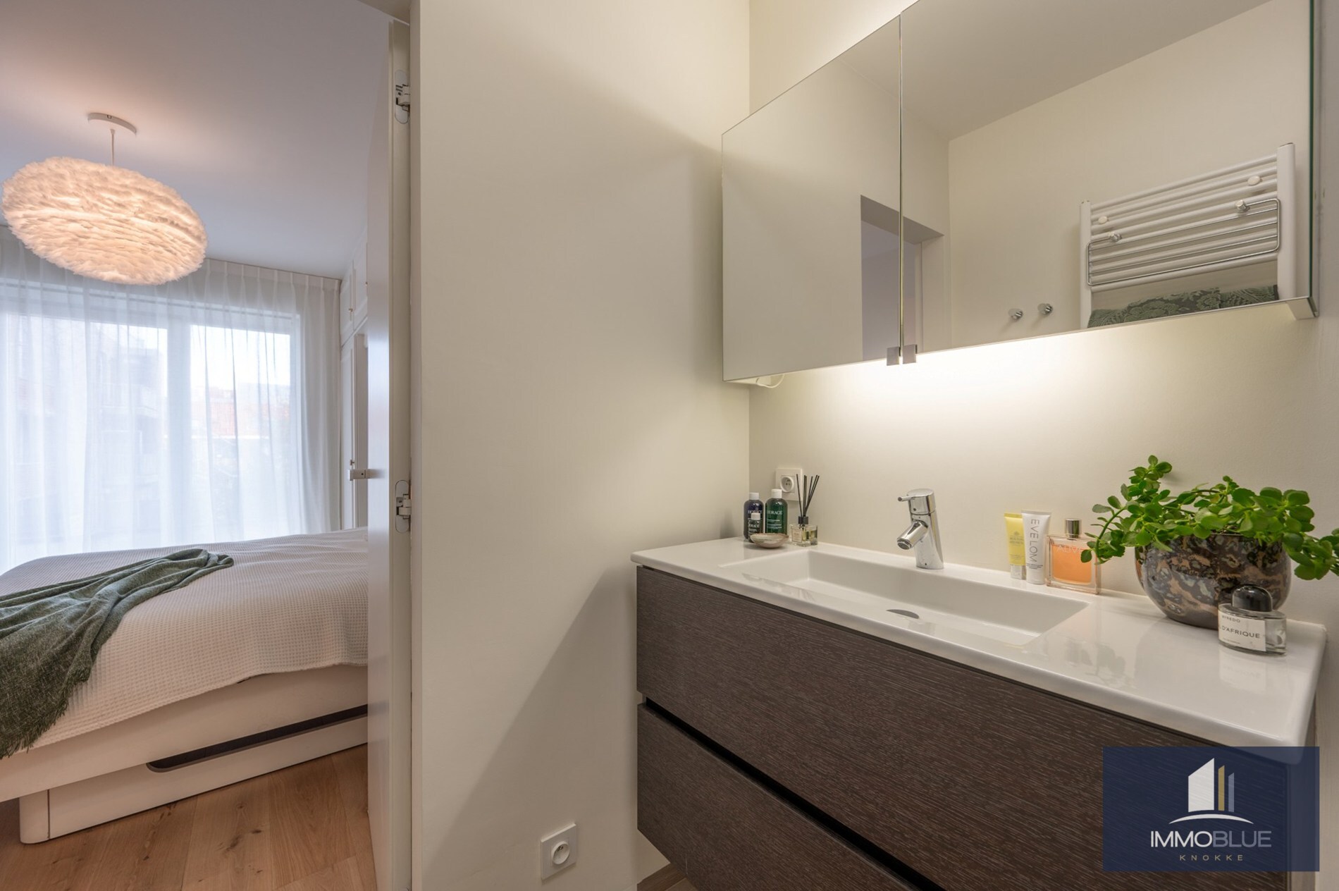 Stijlvol en volledig gerenoveerd appartement op wandelafstand van zee en het commerciële centrum. 