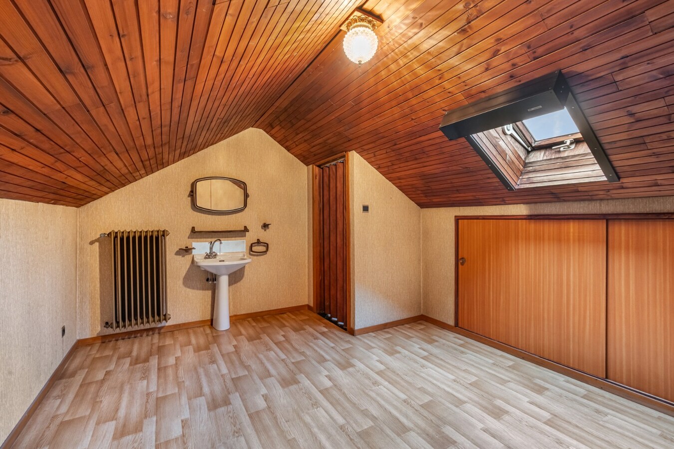 Halfvrijstaande woning op een perceel van 7a31ca, met aparte bureelruimte en inpandige garage! 