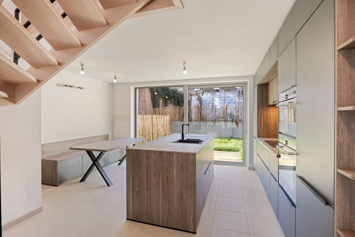 Instapklare woning met zeer goede afwerking, 3 slaapkamers, 3 badkamers, tuin, terras en autostaanplaats in het centrum van Tienen – EPC 27 kWh/m² - bewoonbare opp. 172 m² 