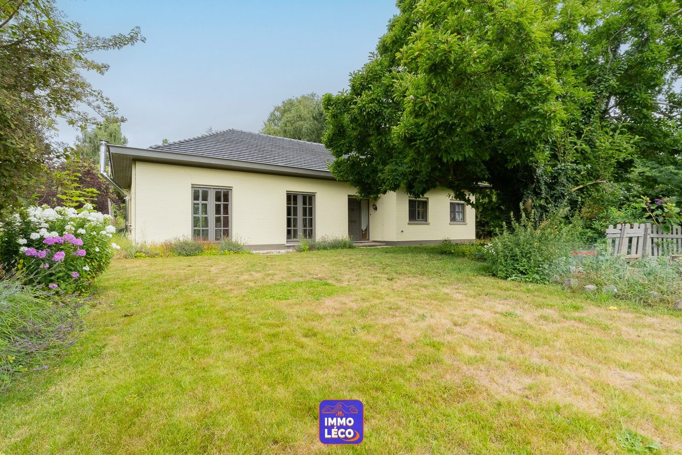 Villa "Semi Plain-Pied" érigée sur 2840m² avec grand étang, 2 garages &amp; parking privatif. 