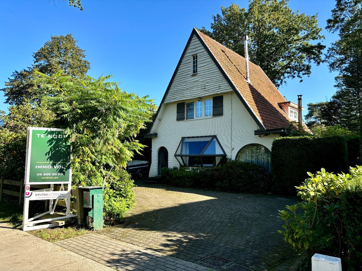 Karaktervolle villa op een perceel van  1.779 m² te Schilde op wandelafstand van het centrum 