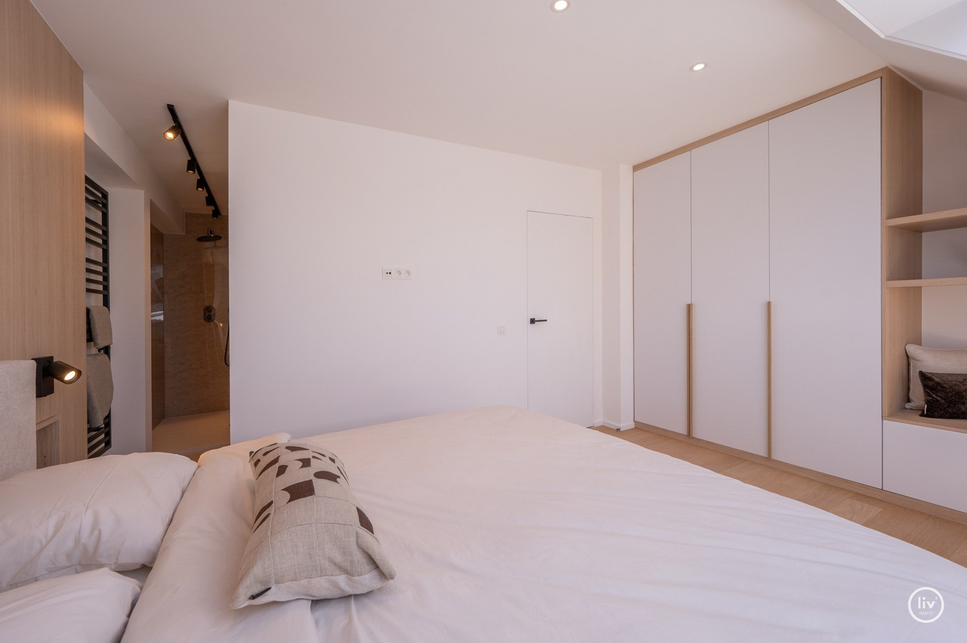 Prachtige ruime duplex (216 m2) top gerenoveerd gelegen op de Leopoldlaan te Knokke. 