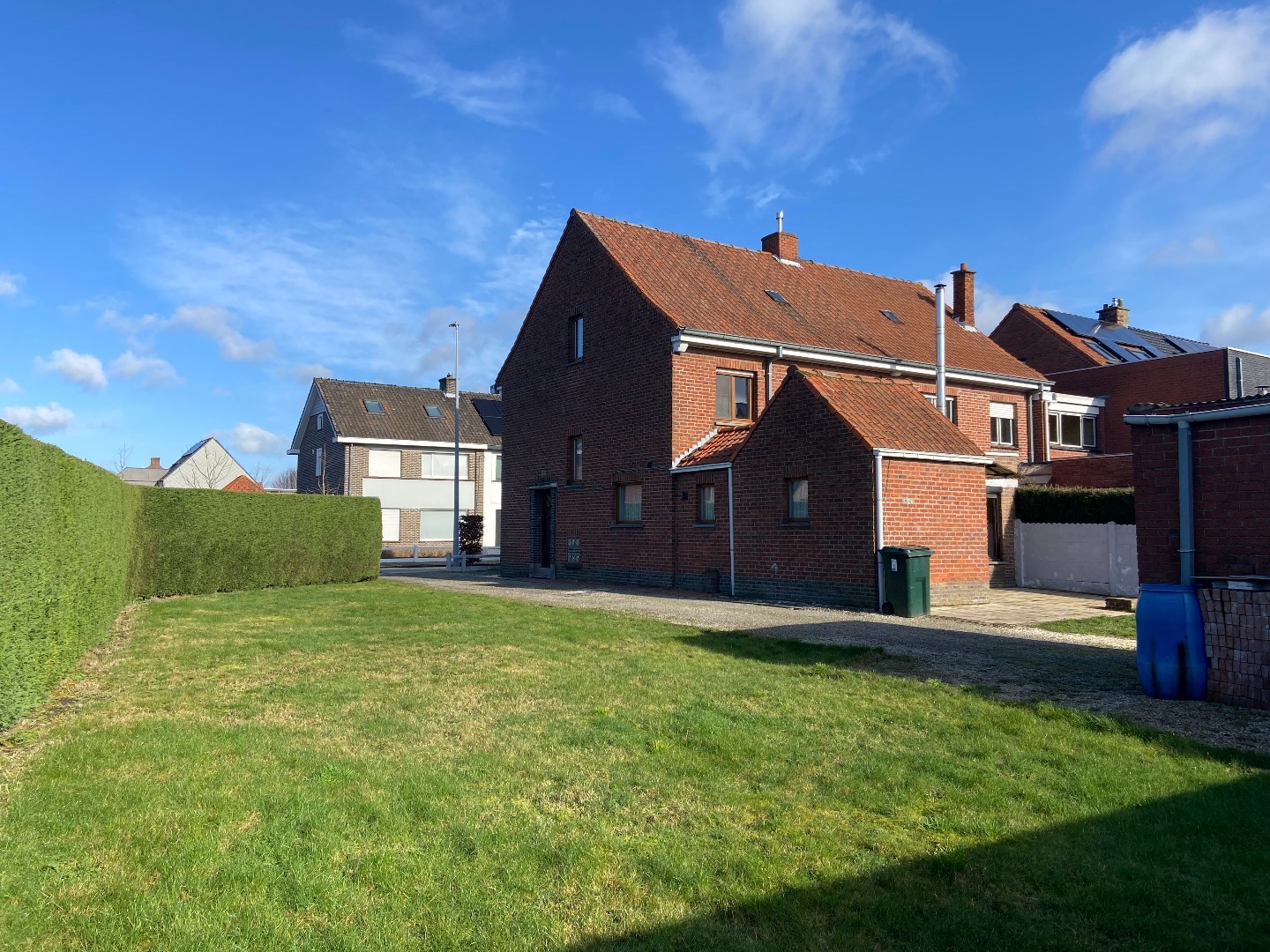 Degelijke halfopen bebouwing met groot potentieel op mooi hoekperceel van 524 m²! 