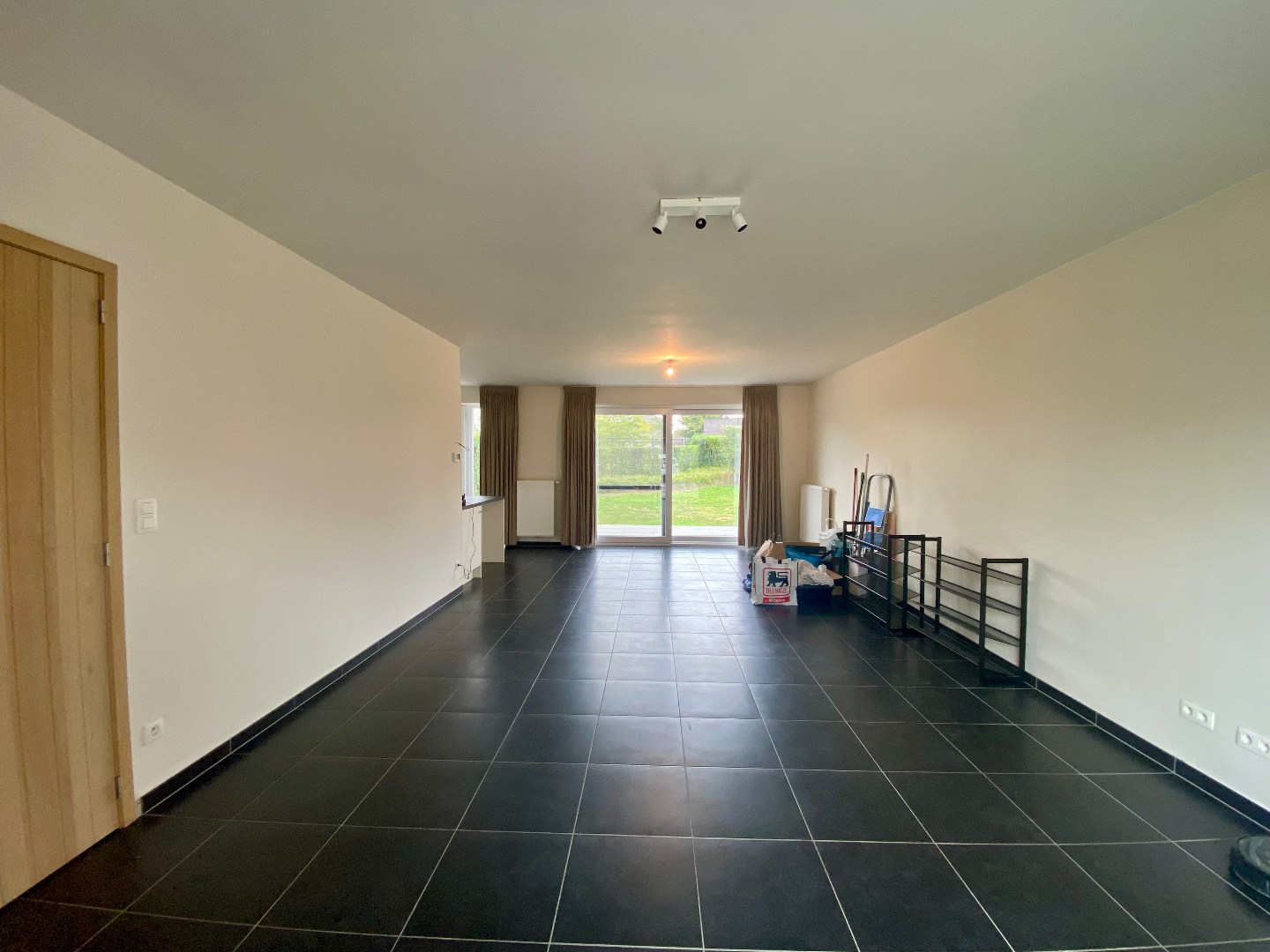 Ruime en recente halfopen bebouwing met 3 slaapkamers, carport en ruime tuin 