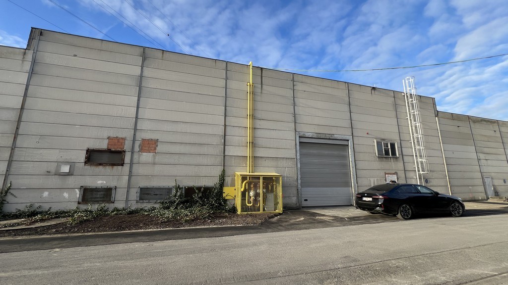 Loods met rolbrug te huur vlakbij afrit E17 te Sint-Niklaas