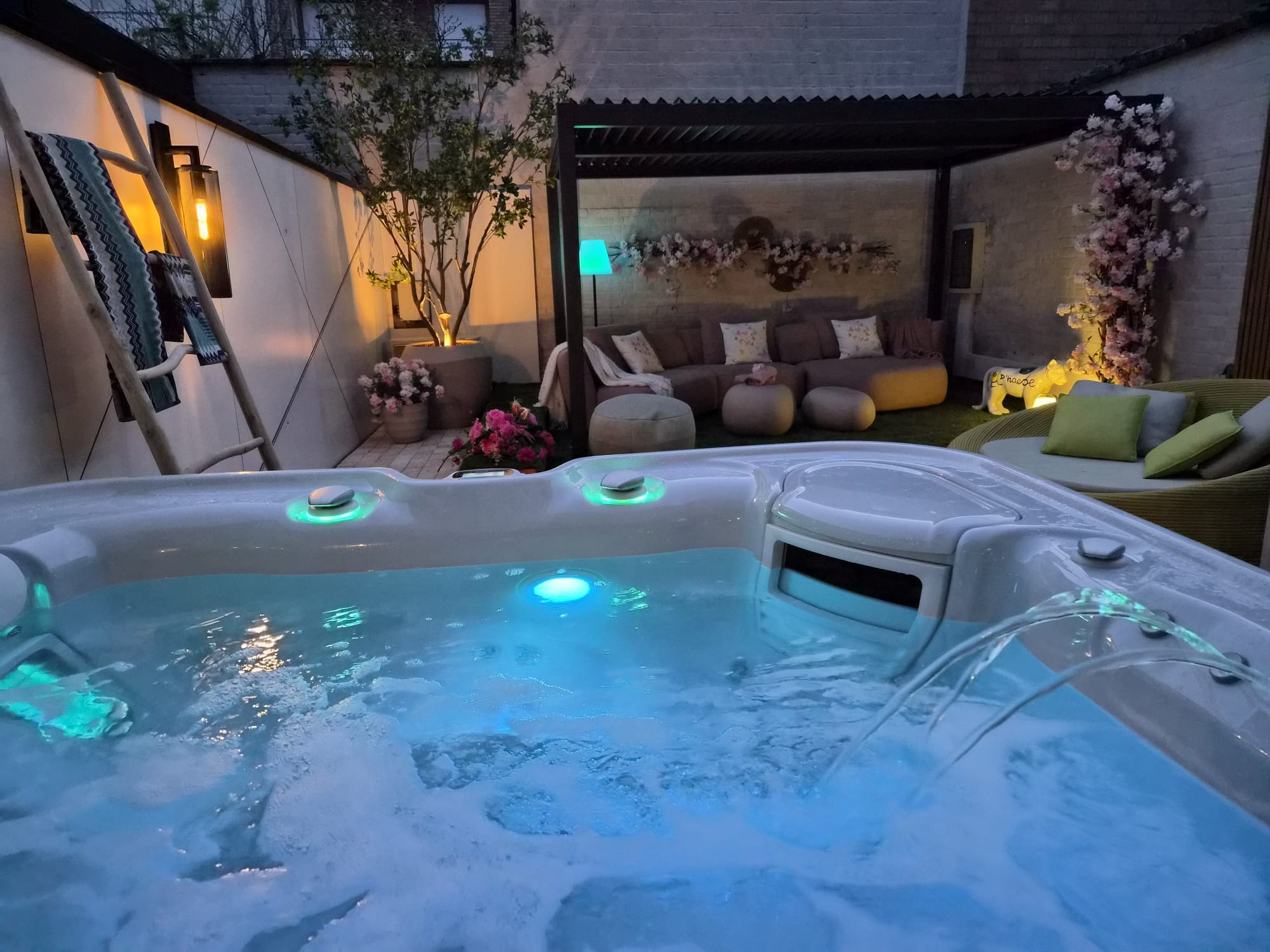 Dans un emplacement de choix, à quelques pas de la mer, se trouve cet appartement exclusif de plain-pied avec un jardin exceptionnellement spacieux et ensoleillé. Une combinaison rare de vie privée, d 