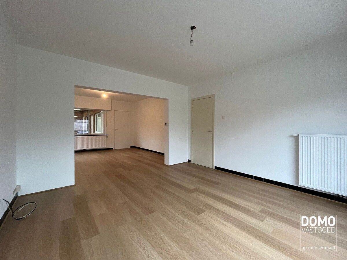 RUIME HALFOPEN WONING MET 3 SLAAPKAMERS IN LUMMEN 