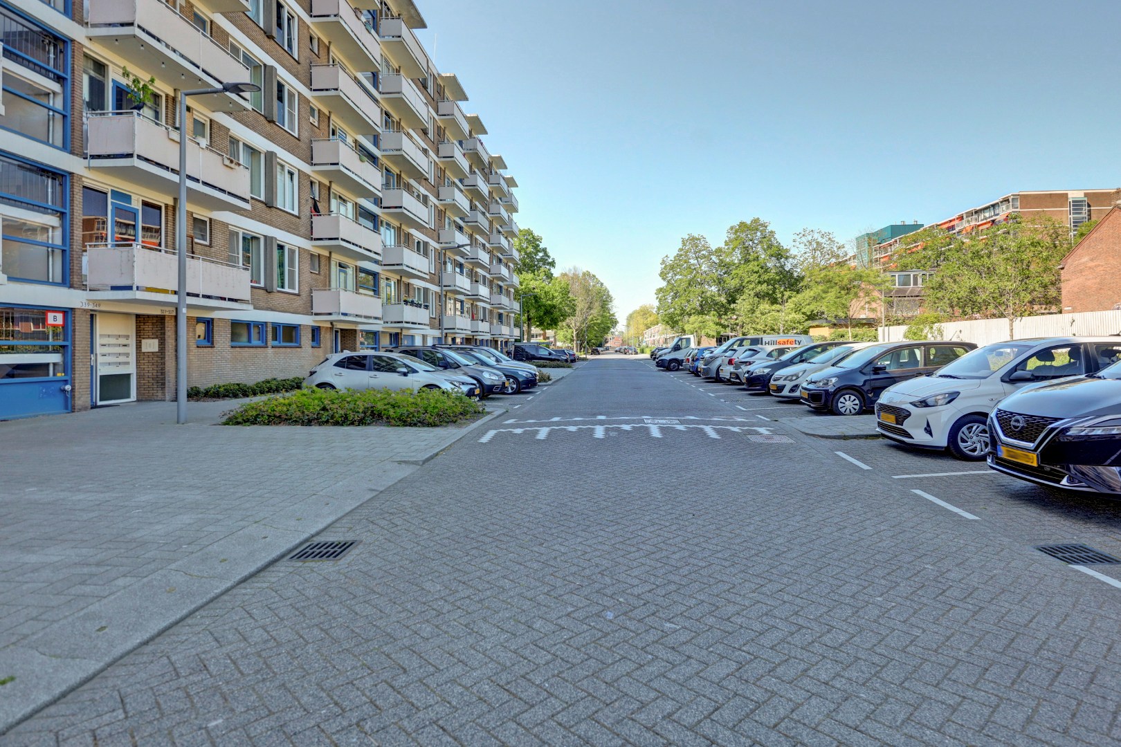 Goed onderhouden en instapklaar 4-kamer hoek-appartement op de 4e verdieping met moderne keuken en badkamer, 3 balkons en gelegen op eigen grond. 