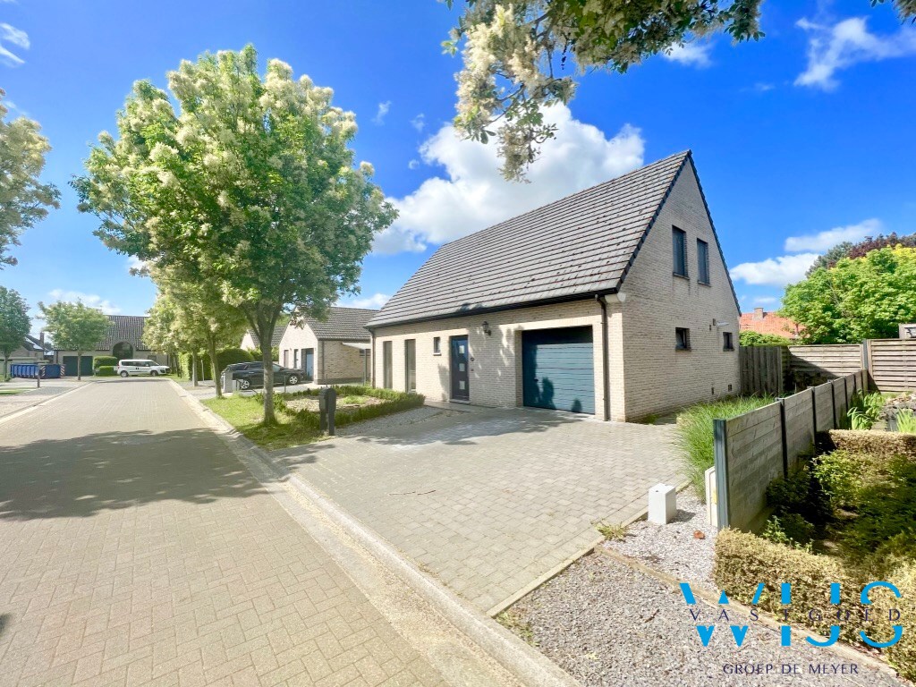 Open bebouwing met zonnige tuin, 3 slaapkamers en garage te Kluizen ! 