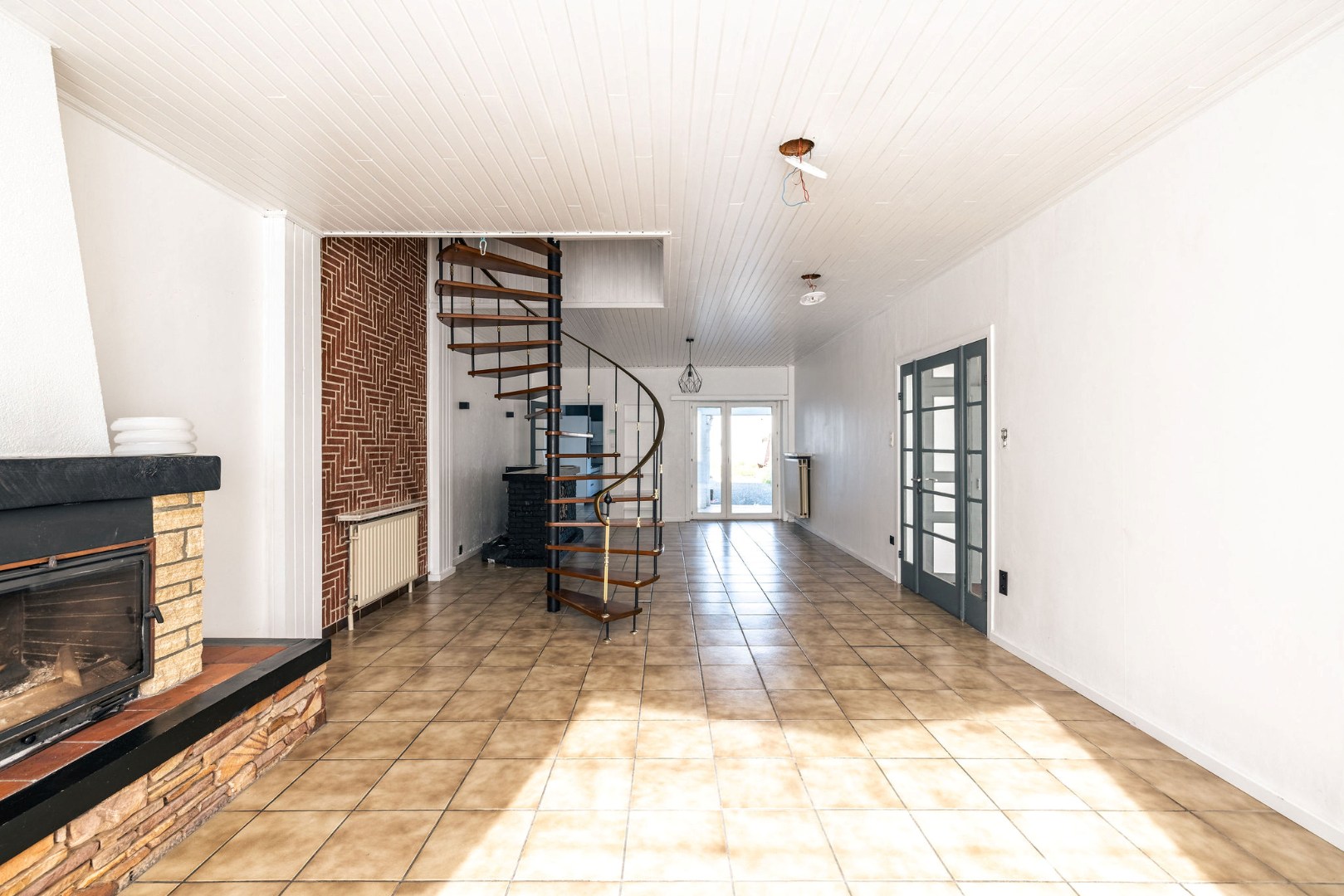 Renovatiepand met 6 slaapkamers, garage en grote zonnige tuin 