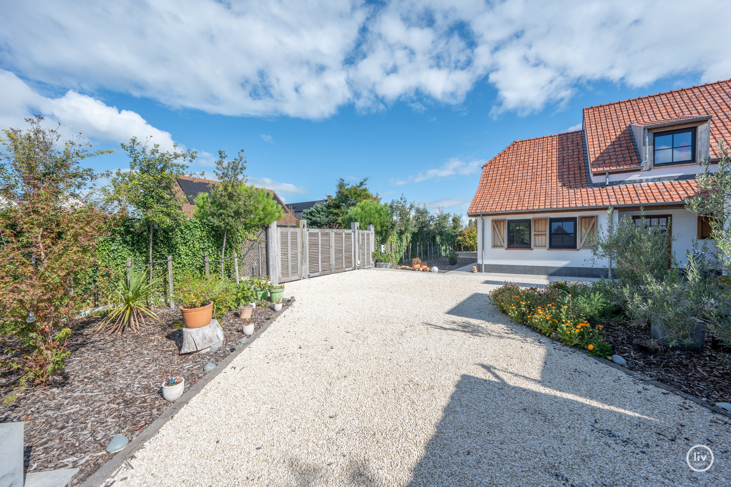 La villa récente de 2023 est située sur un terrain de 900 m², dans un havre de paix et de tranquillité. 