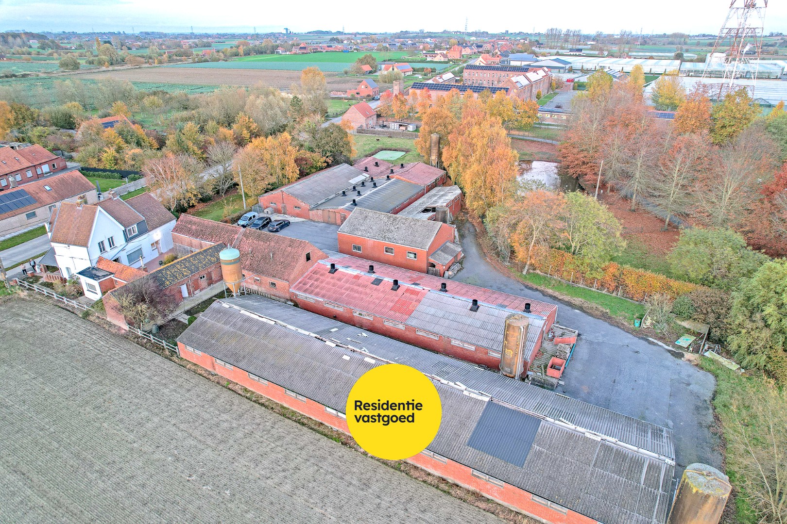 Te renoveren boerderij op een perceel van 7.066m² met loods en diverse bijgebouwen 
