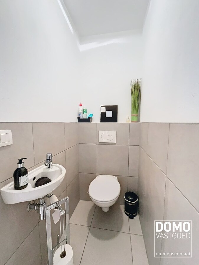 GELIJKVLOERS 1 SLAAPKAMER APPARTEMENT MET TUIN EN ONDERGRONDSE AUTOSTANDPLAATS GELEGEN TE SPALBEEK 