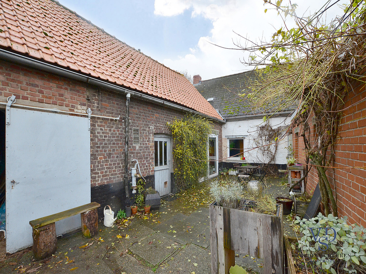 Karaktervolle, te renoveren woning (op bijna 900 m²). 