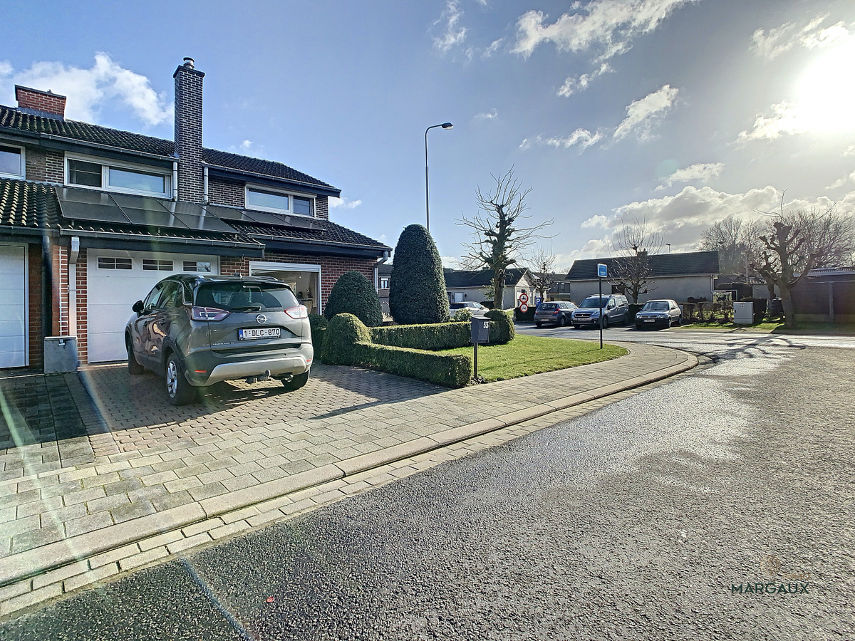 Instapklare halfopen bebouwing in rustige straat 