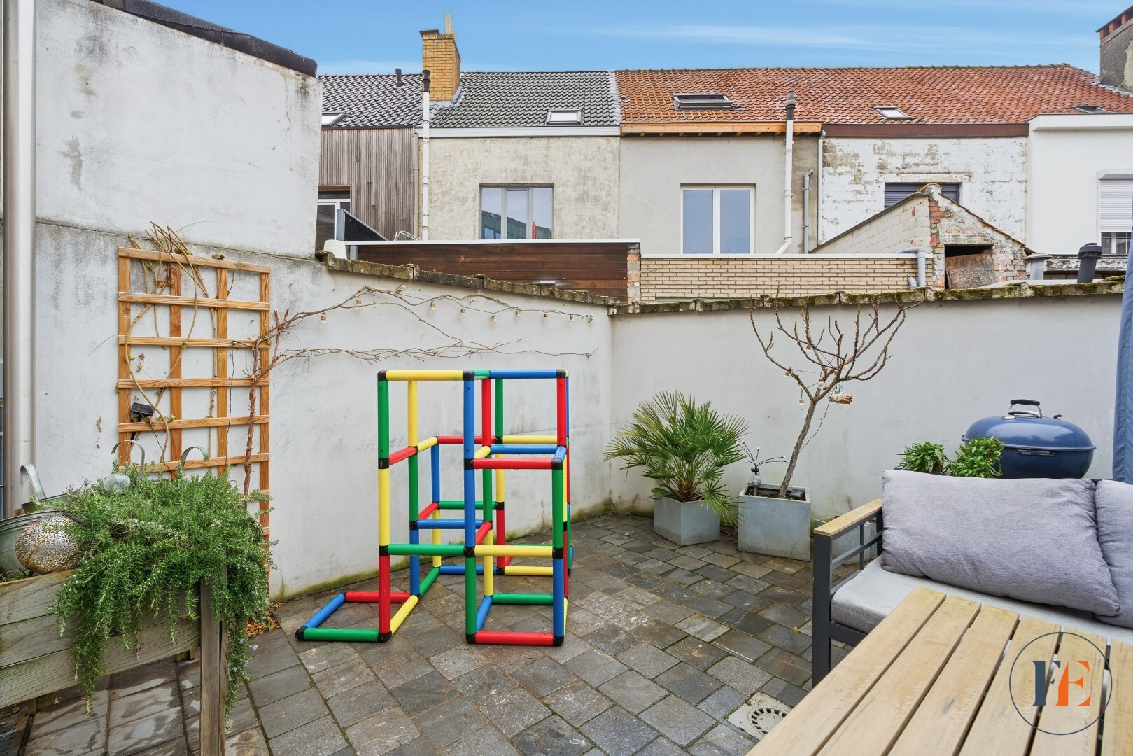 Gezellige eengezinswoning met buitenruimte met INSTELPRIJS 