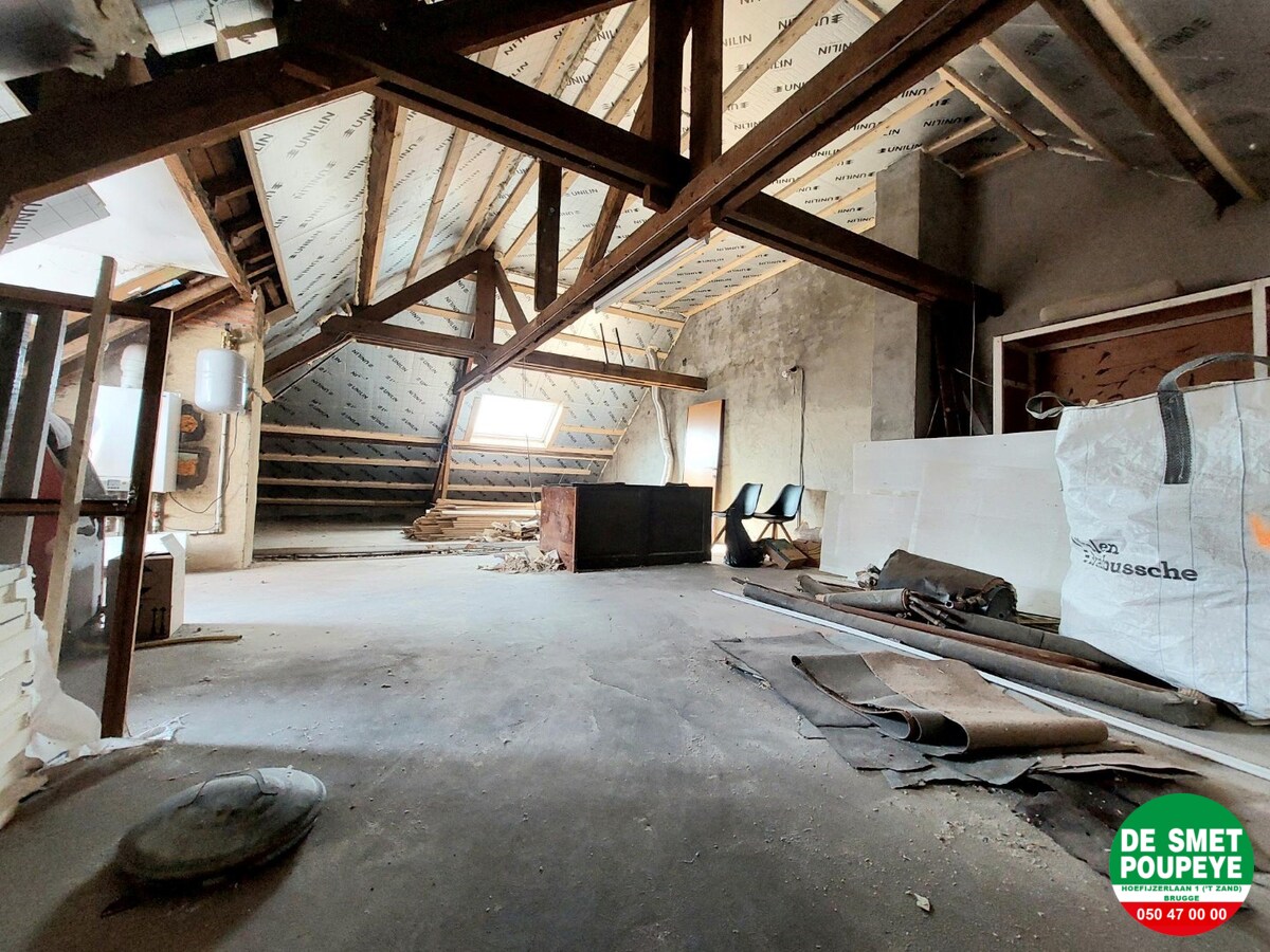 Halfopen woning met  5 slaapkamers en 2 garages 