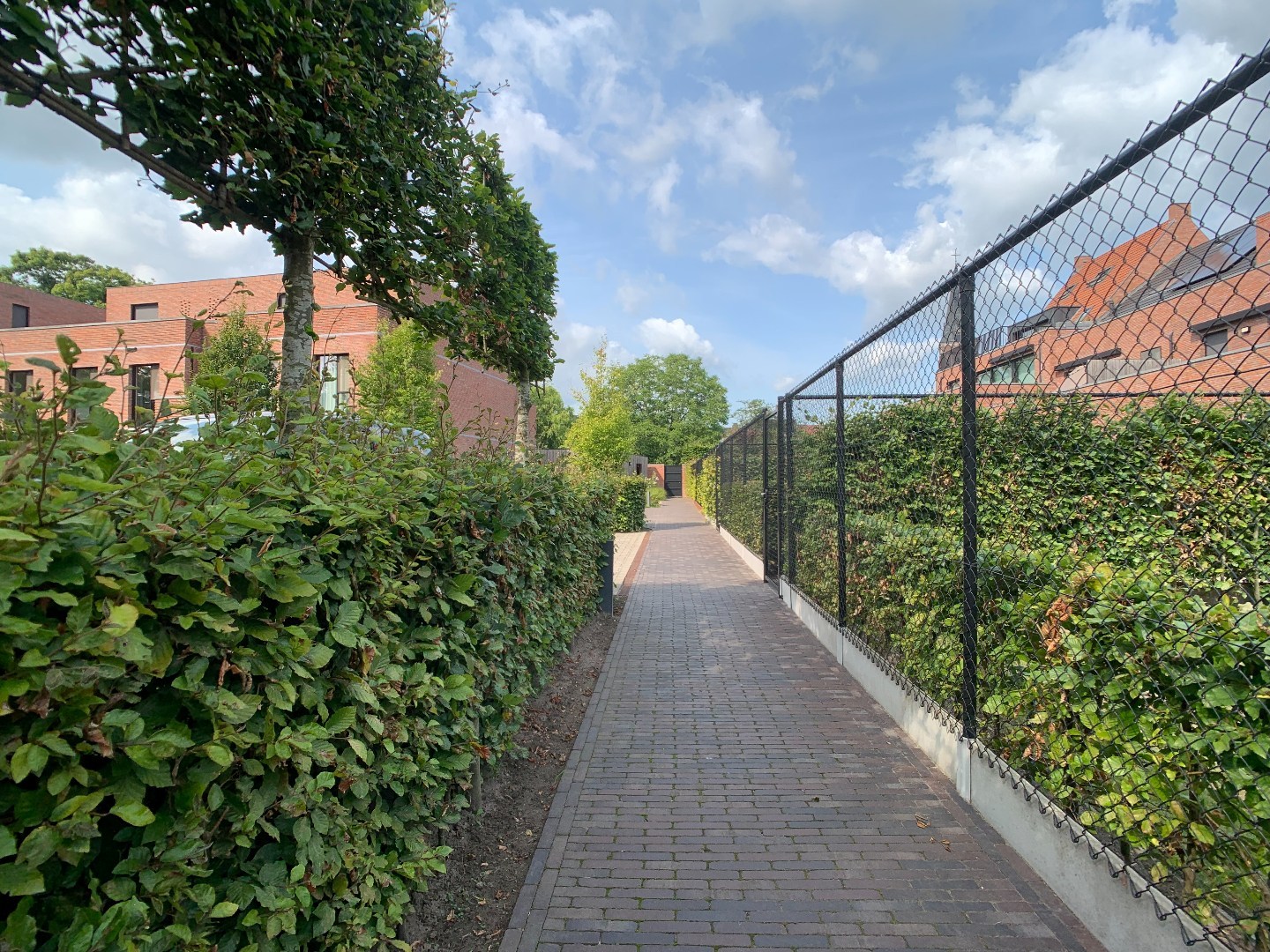 Recent gelijkvloers appartement met tuin, 2 slaapkamers en dressing 