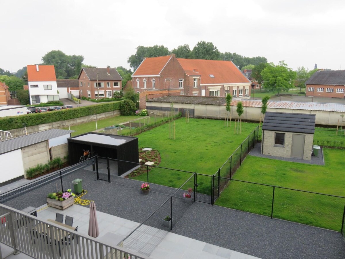 Dakappartement met 2 slaapkamers, terras en autostaanplaats! 