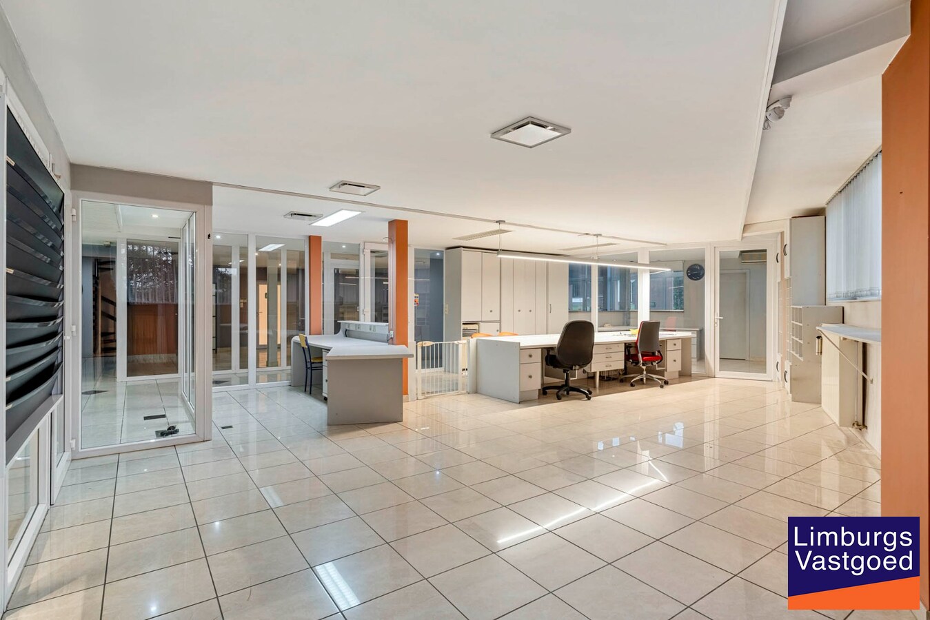 Bedrijfsgebouw met kantoren, magazijnen en woonst - groot 2580 m² 