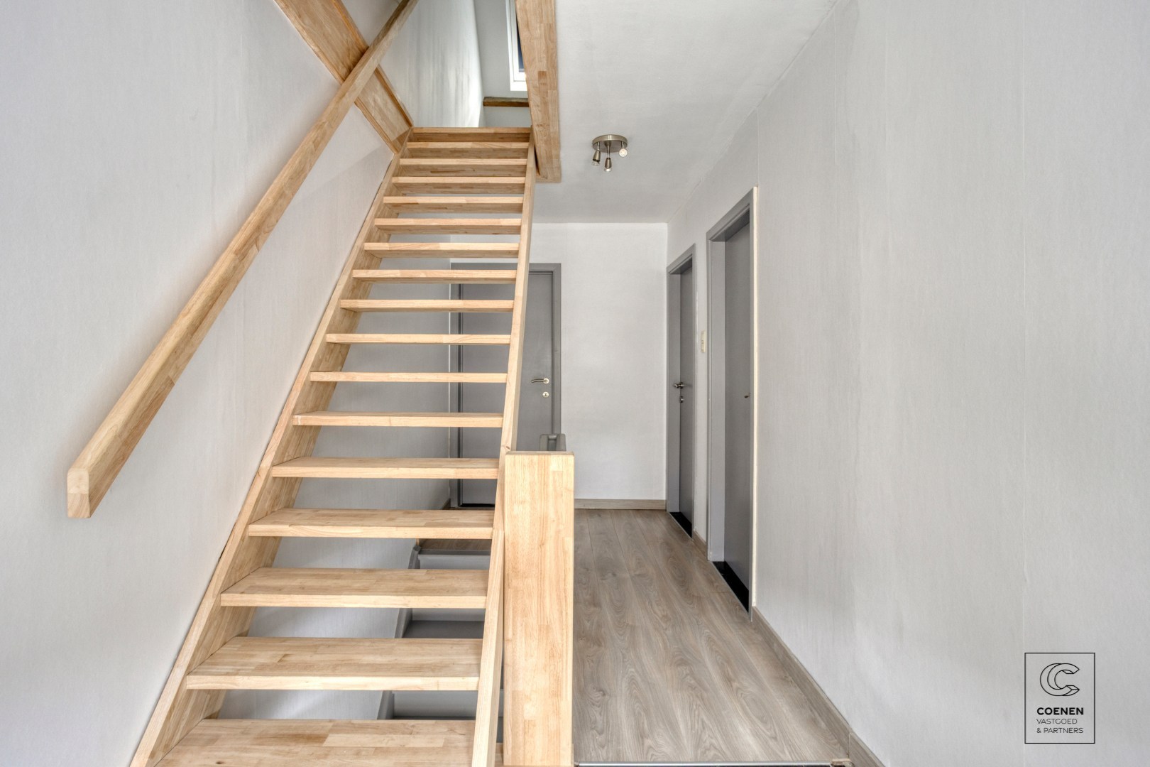 Zeer ruime en instapklare woning van 181 m², 4 slpk's en zeer leuke, zonnige tuin met prachtig uitzicht! 