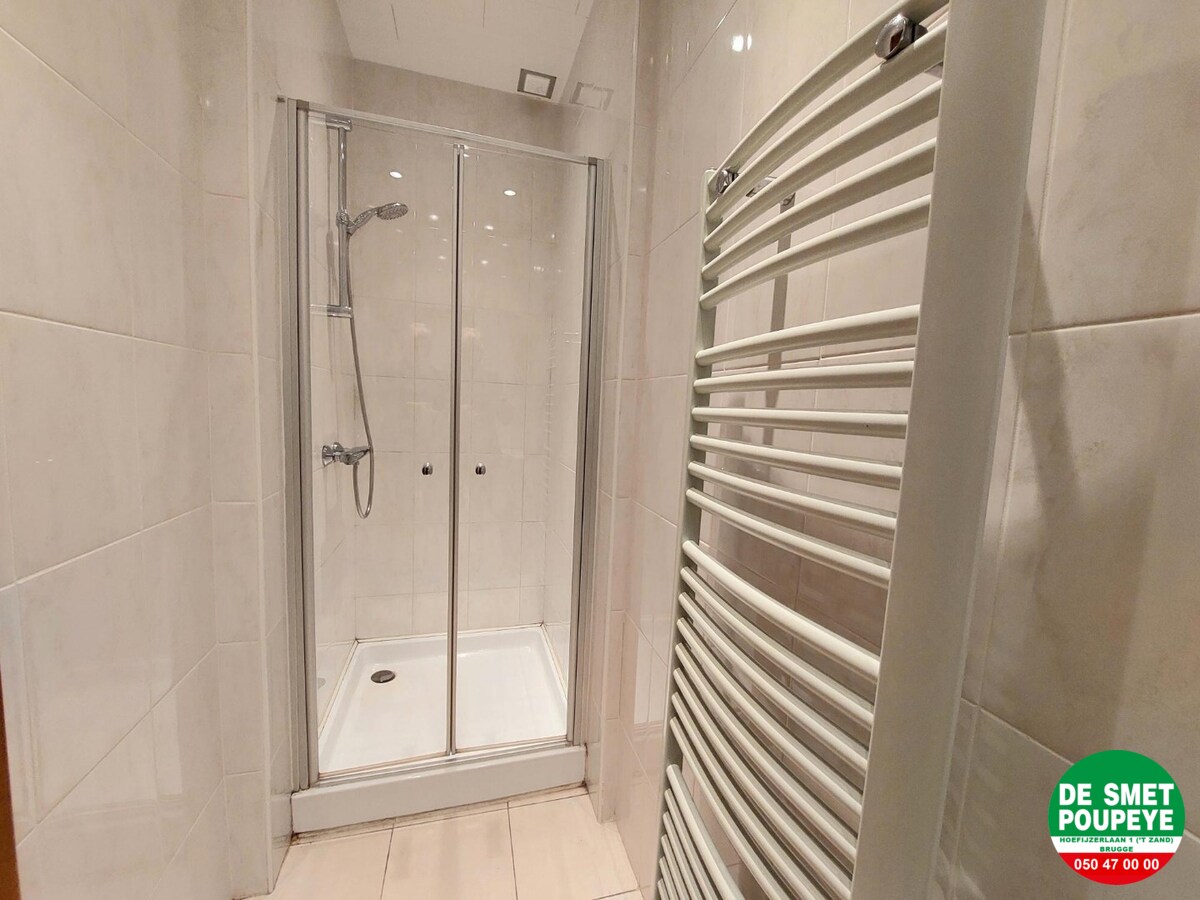 Gelijkvloersappartement met terras en garage 