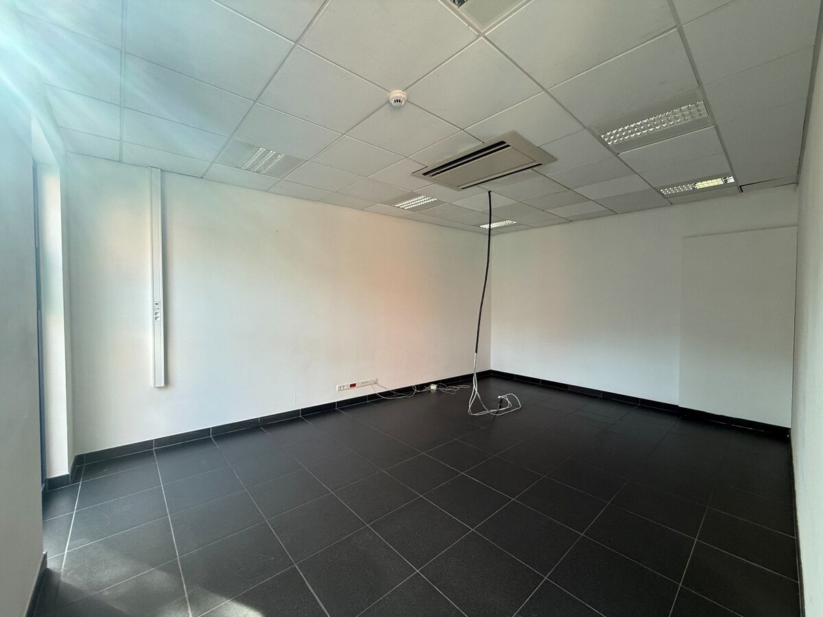 À Dottignies : surface commerciale modulable de ±116 m² avec jardin et excellente visibilité ! 