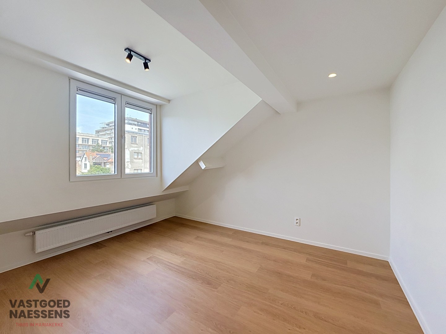 VOLLEDIG GERENOVEERDE 5 SLPK WONING – 2 BADKAMERS – ZONNIGE ZW-TUIN 