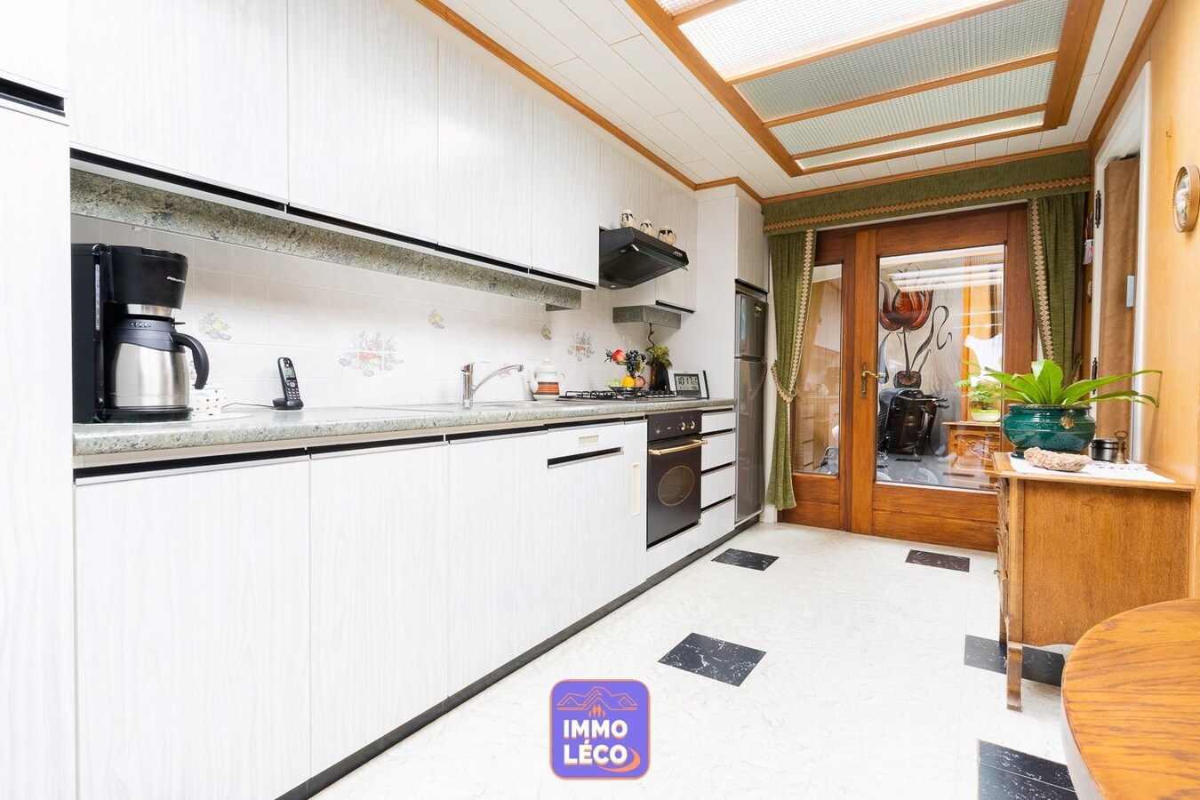 Maison saine idéale 1er achat, grande cour et accès arrière. 