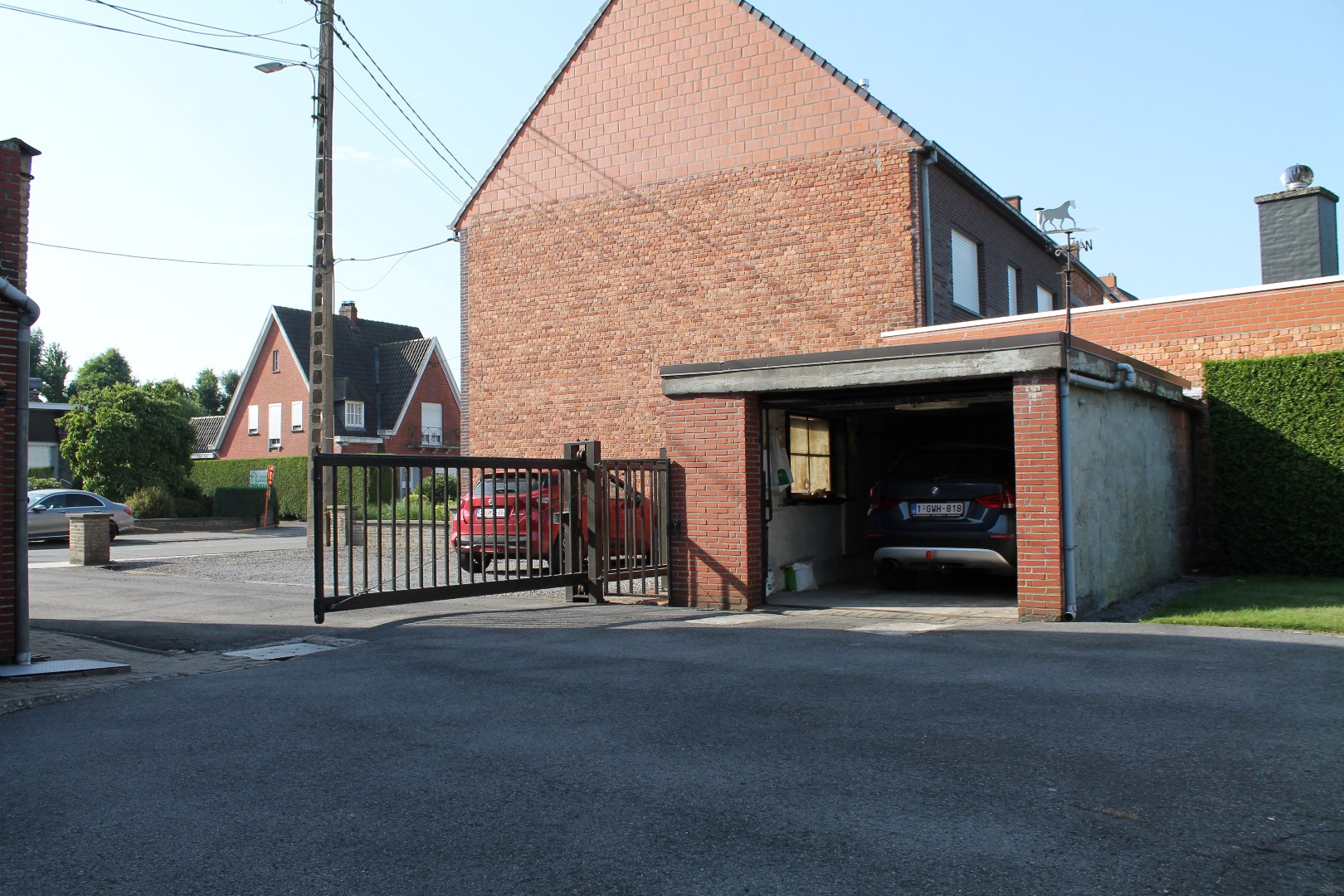 Grote en stevige woning, met garages, bergruimte en tuin op 1.324m² 