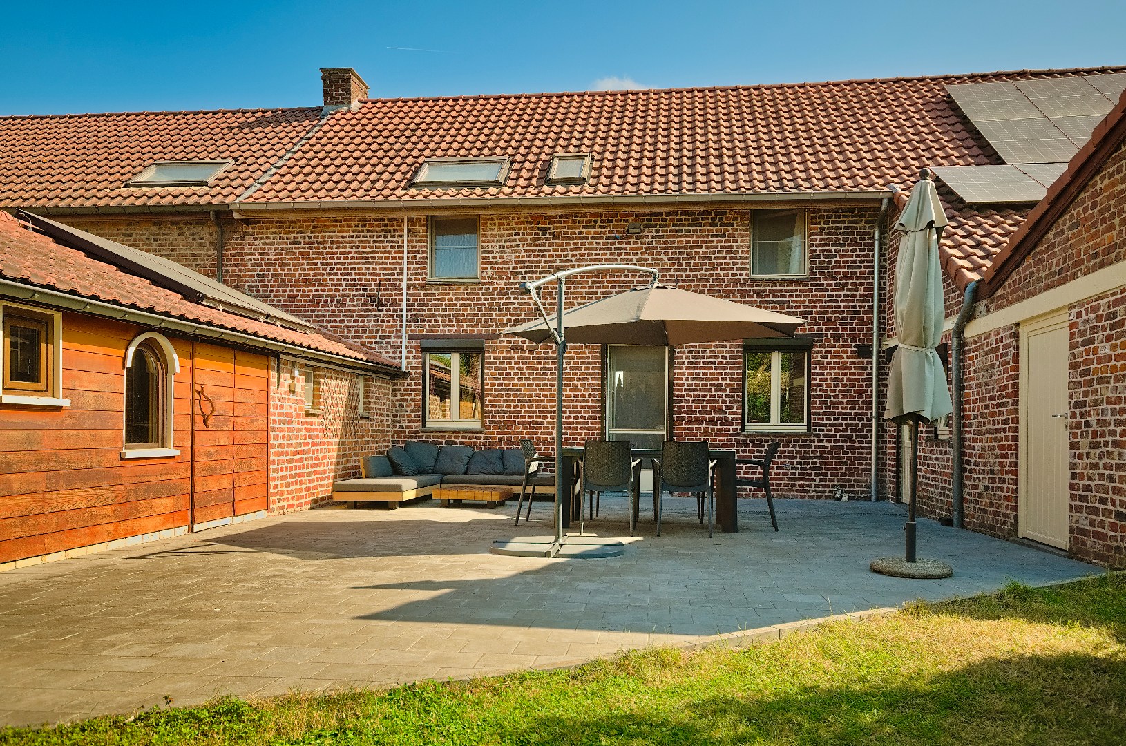 RUSTIG GELEGEN CHARMEHOEVE MET 3 SLAAPKAMERS, GARAGE EN TUIN 