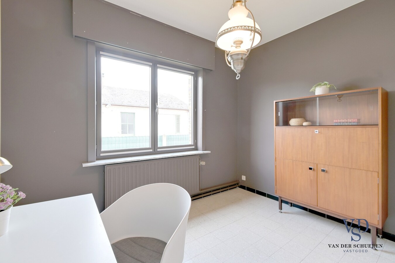 Gelijkvloerse woonst, in een residentiële wijk. 