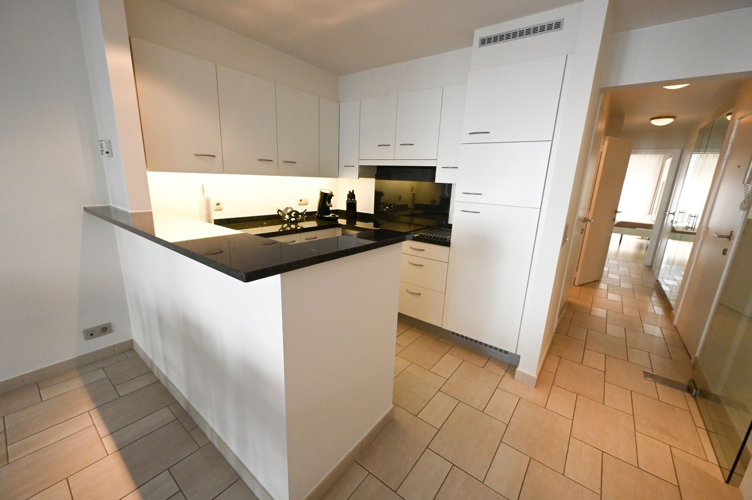 GEMEUBELD - Super gelegen en perfect onderhouden appartement, gelegen in de Van Bunnenlaan. 
