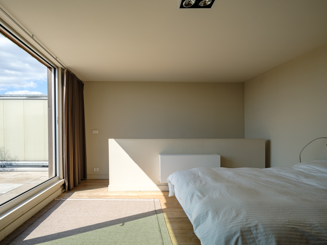 Exclusief wonen. Uitzonderlijk, luxueus en ruim (191m²) appartement met terras en fenomenaal zicht op water. 