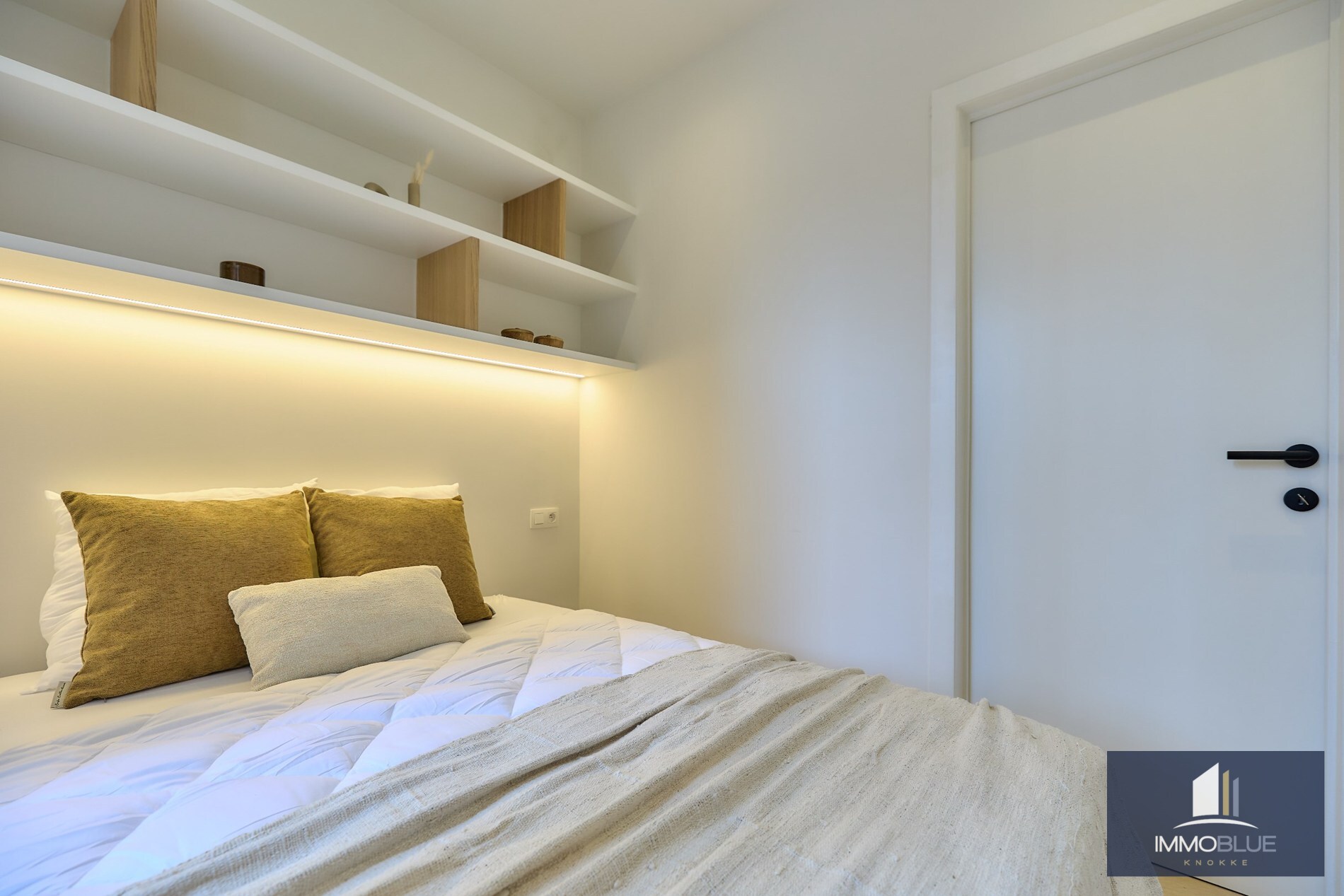 Appartement spacieux, entièrement rénové, avec quatre chambres et vue latérale sur la mer, situé à proximité de la Place Van Bunnen. 