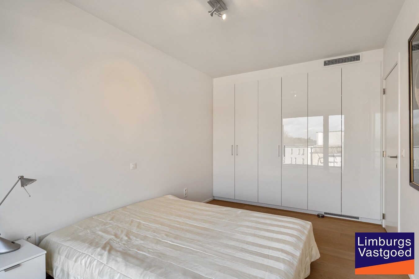 Exclusief penthouse met ruim terras, 2 slpk, dubbele autostaanplaats, centrum Genk 