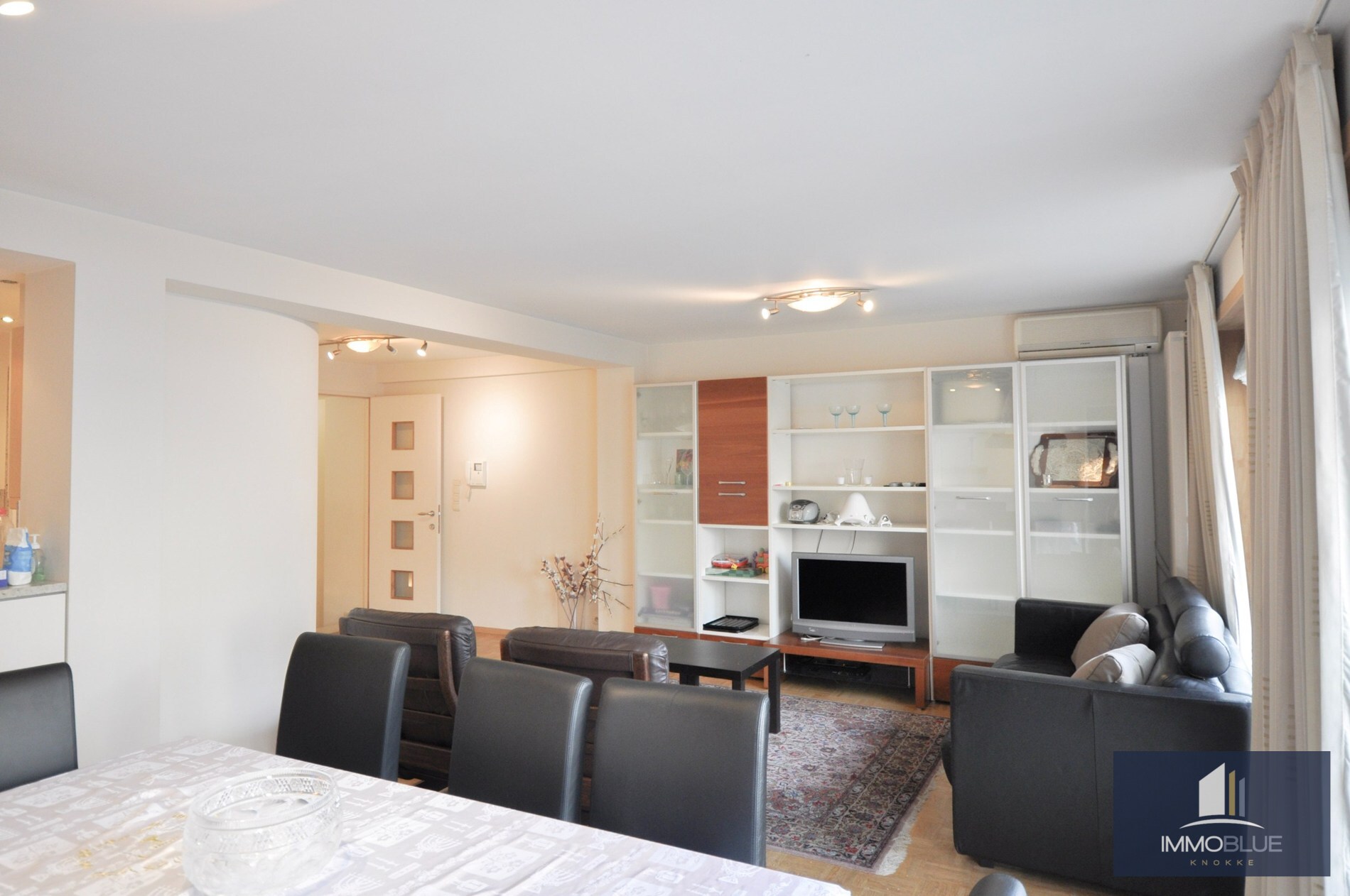 Lichtrijk appartement met een ruim zuidwest gericht terras gelegen nabij het commercieel centrum en het strand. 