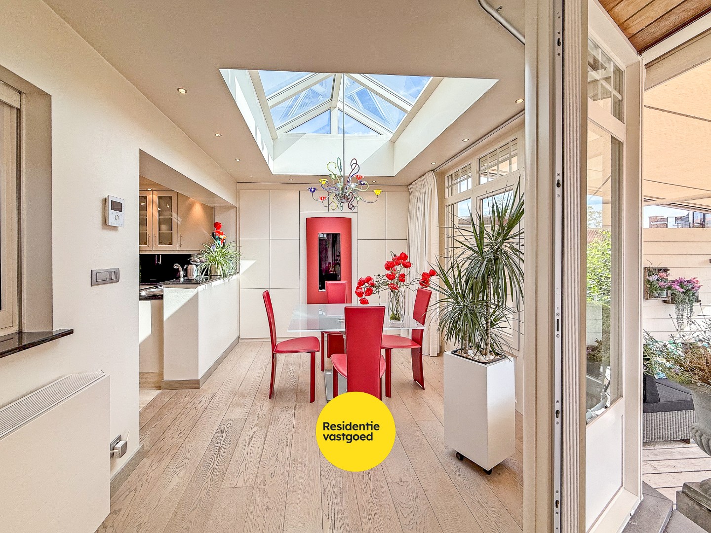 Prachtig herehuis met woonst en handelsruimte te Nieuwpoort-Stad op een zeer commerciële ligging in de Marktstraat op 400 m². 