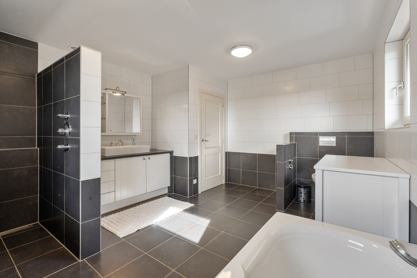 Stijlvolle villa in tijdloze pastorijstijl met zwembad en exclusieve tuinbeleving. 