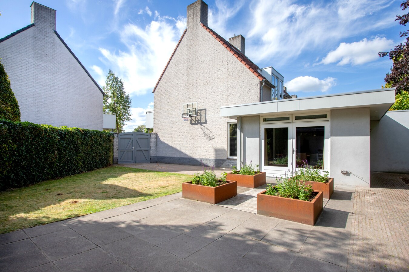 Vrijstaande woning met carport en garage gelegen op een perceel van 437 m2. 