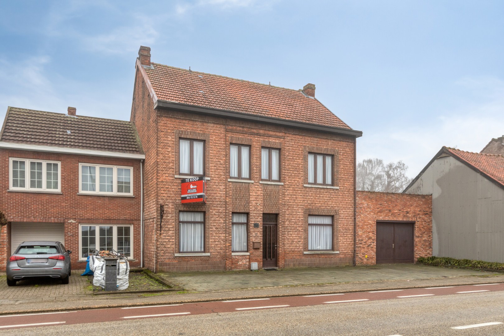 Gezinswoning met 6 slpk. en ruime garage op perceel van 1233m² te Leopoldsburg 