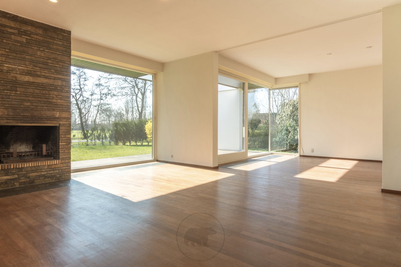 VERKOCHT: Modernistische villa op residentiële ligging te Zwijnaarde 