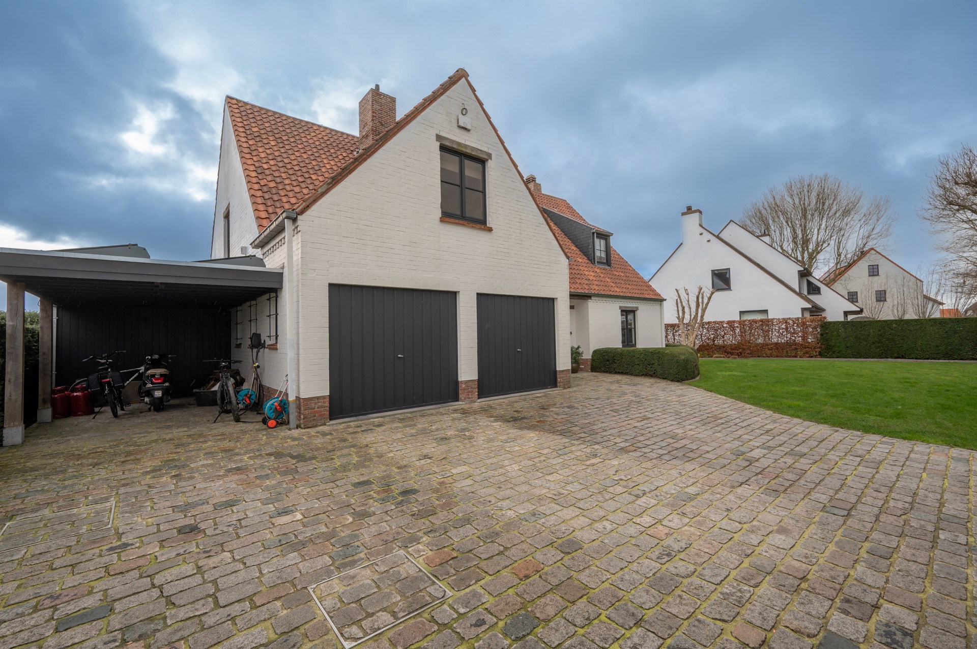 prachtig gerenoveerde alleenstaande villa geniet van een uitstekende centrale ligging, op slechts enkele minuten van het centrum van Knokke. 