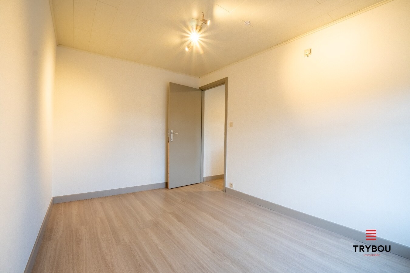 Open bebouwing met een uitzonderlijk ruim perceel in Houthulst! 